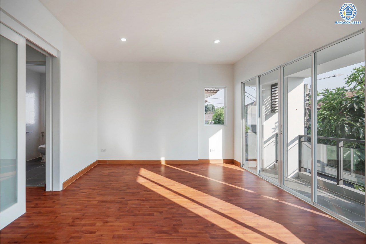 บ้านมือสองตกแต่งใหม่ โครงการ บางกอกบูเลอวาร์ด ราชพฤกษ์-พระราม5 เนื้อที่ 56 ตร.ว. บนสังคมคุณภาพ SC Asset* ฟังก์ชันพร้อม 3 ห้องนอน 3 ห้องน้ำ จอดรถได้ 2 คัน บนทำเลติดถนนราชพฤกษ์ ใกล้วงเวียนพระรามห้า, ทางด่วนศรีรัช และเพียง 10 ถึงรถไฟฟ้า "สถานีบางรักใหญ่"